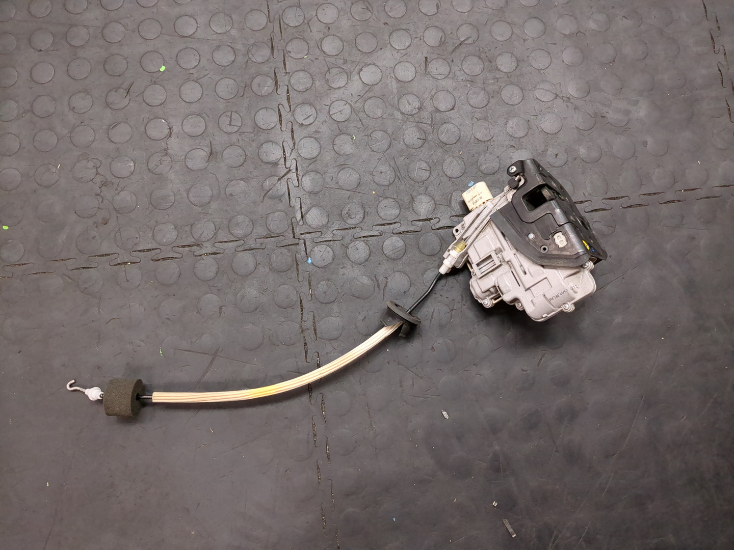 Замок двери передней левой