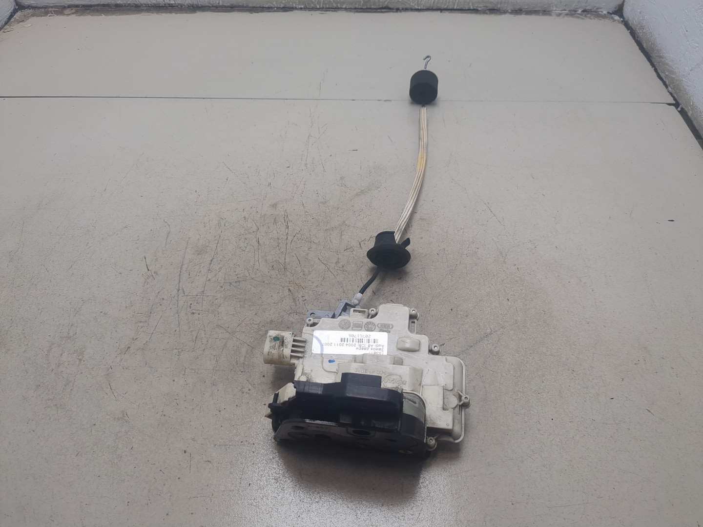 Замок двери передней левой