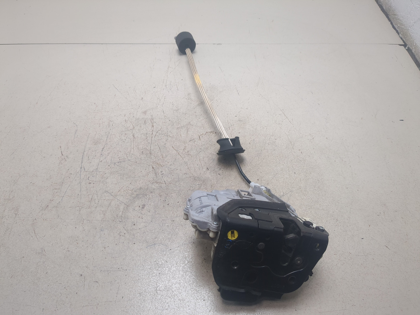 Замок двери передней левой