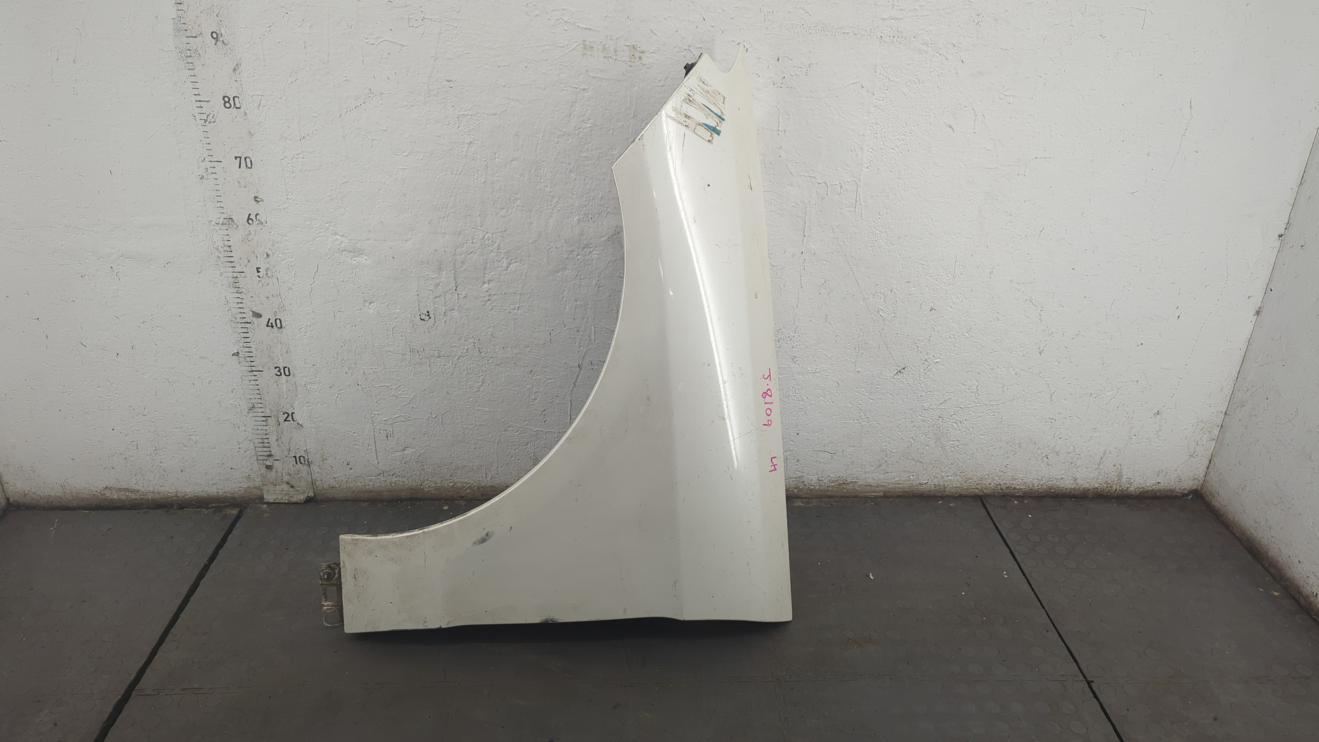 Крыло переднее левое