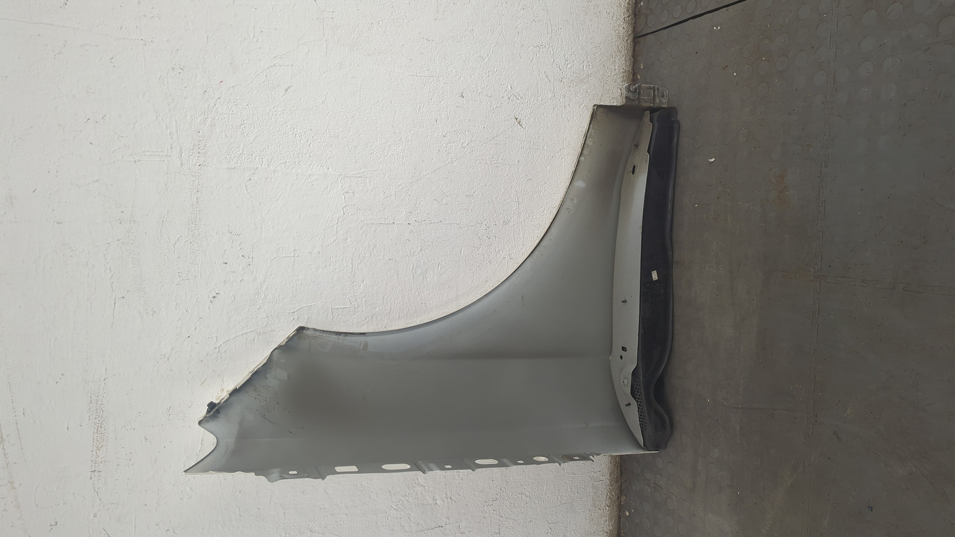 Крыло переднее левое