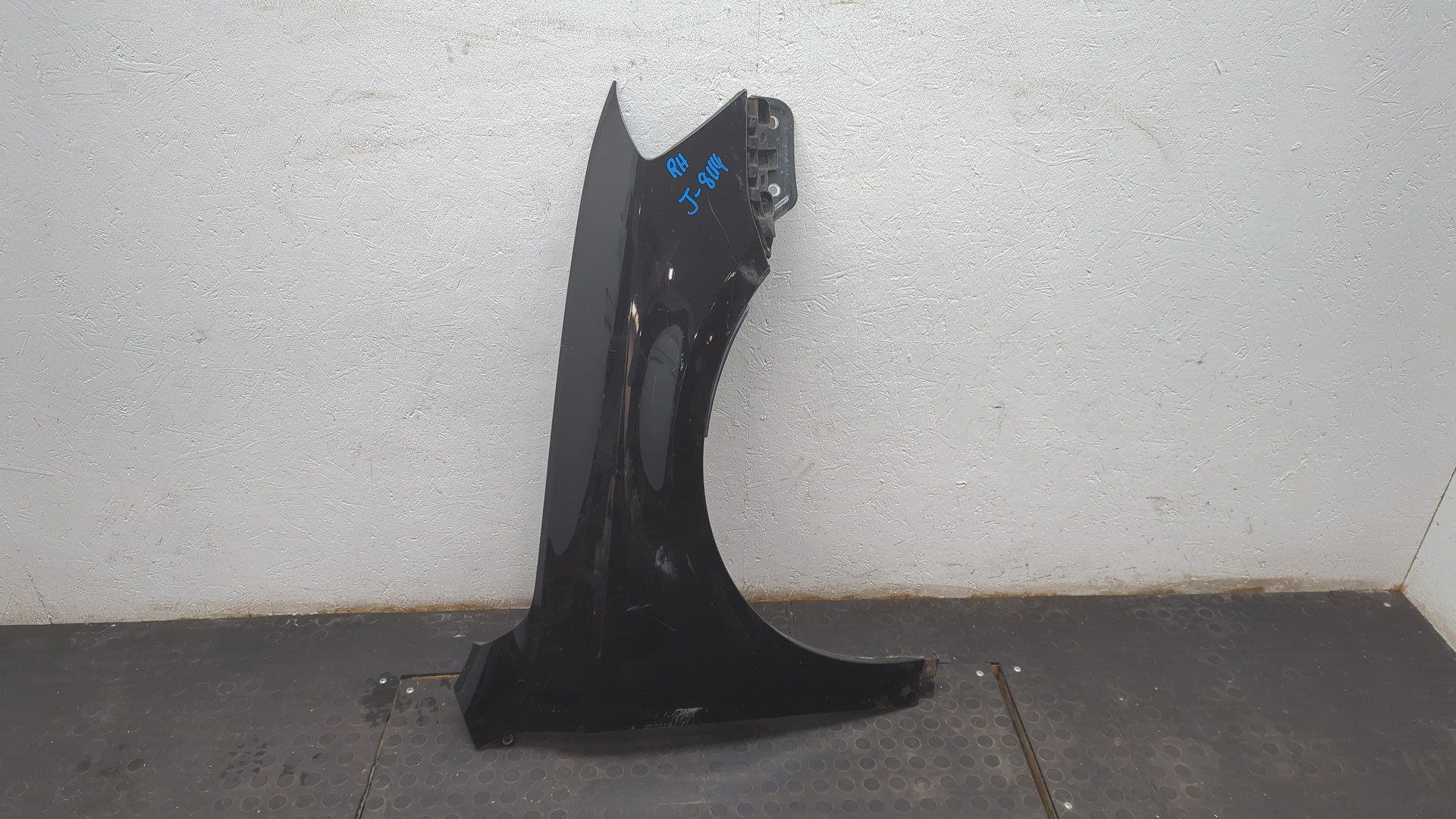 Крыло переднее правое