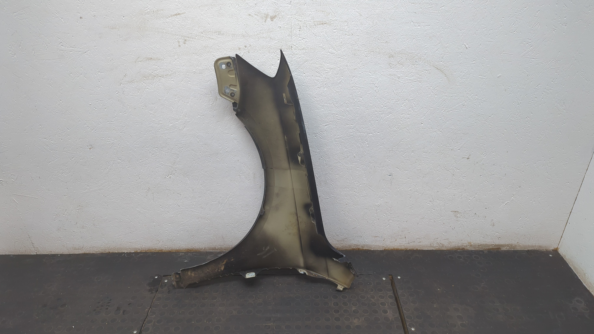 Крыло переднее правое