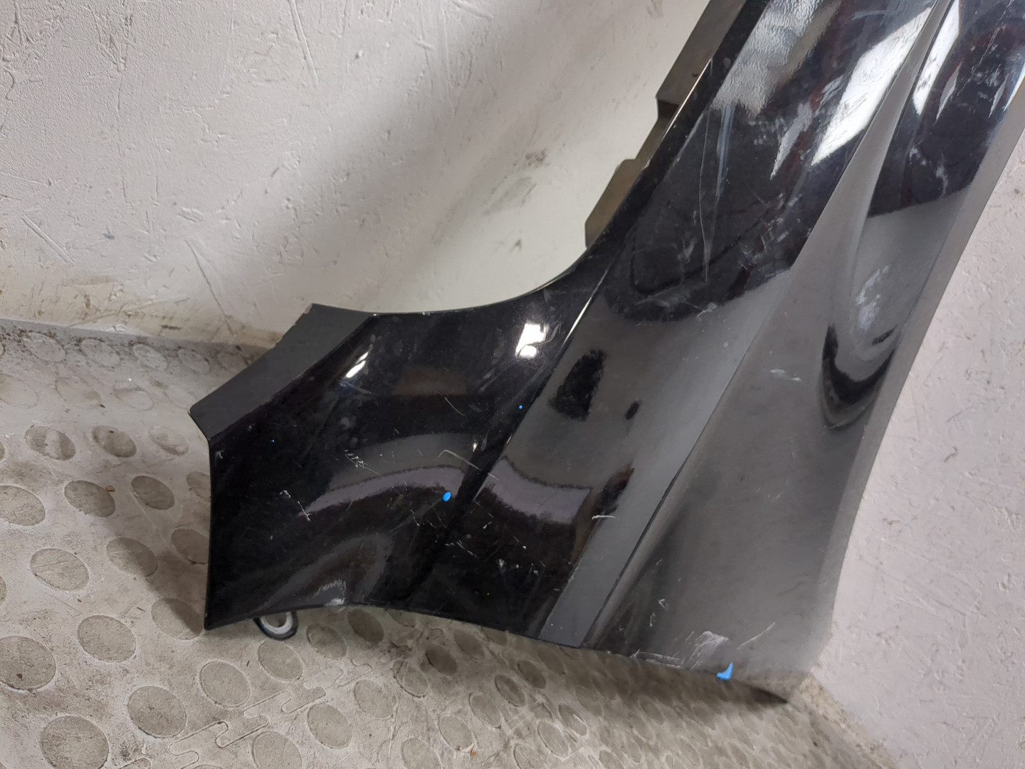 Крыло переднее правое