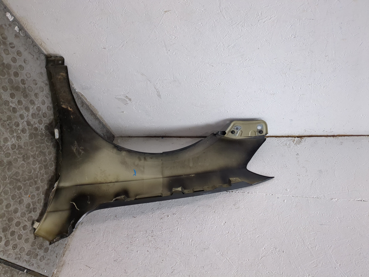 Крыло переднее правое