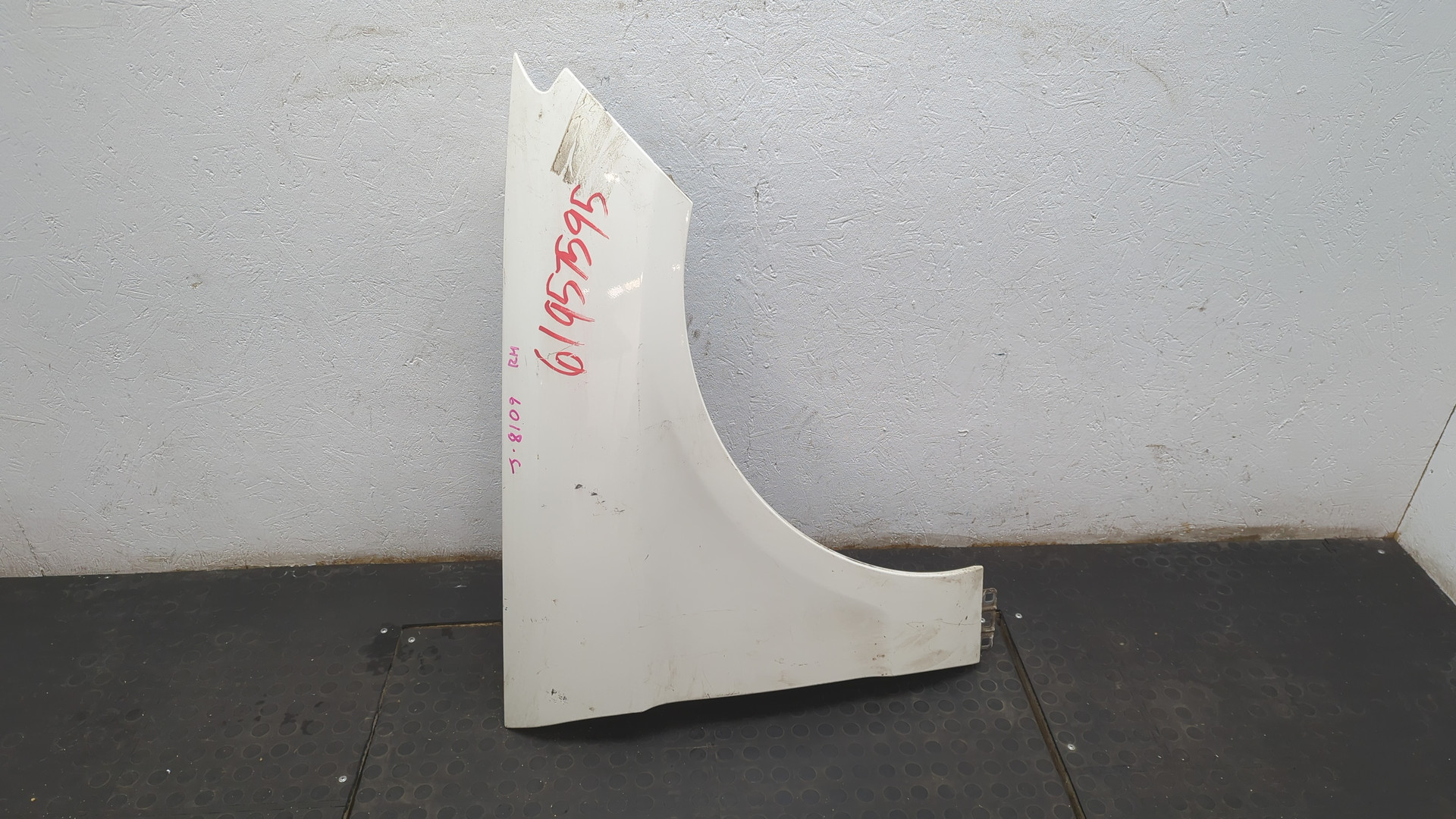 Крыло переднее правое