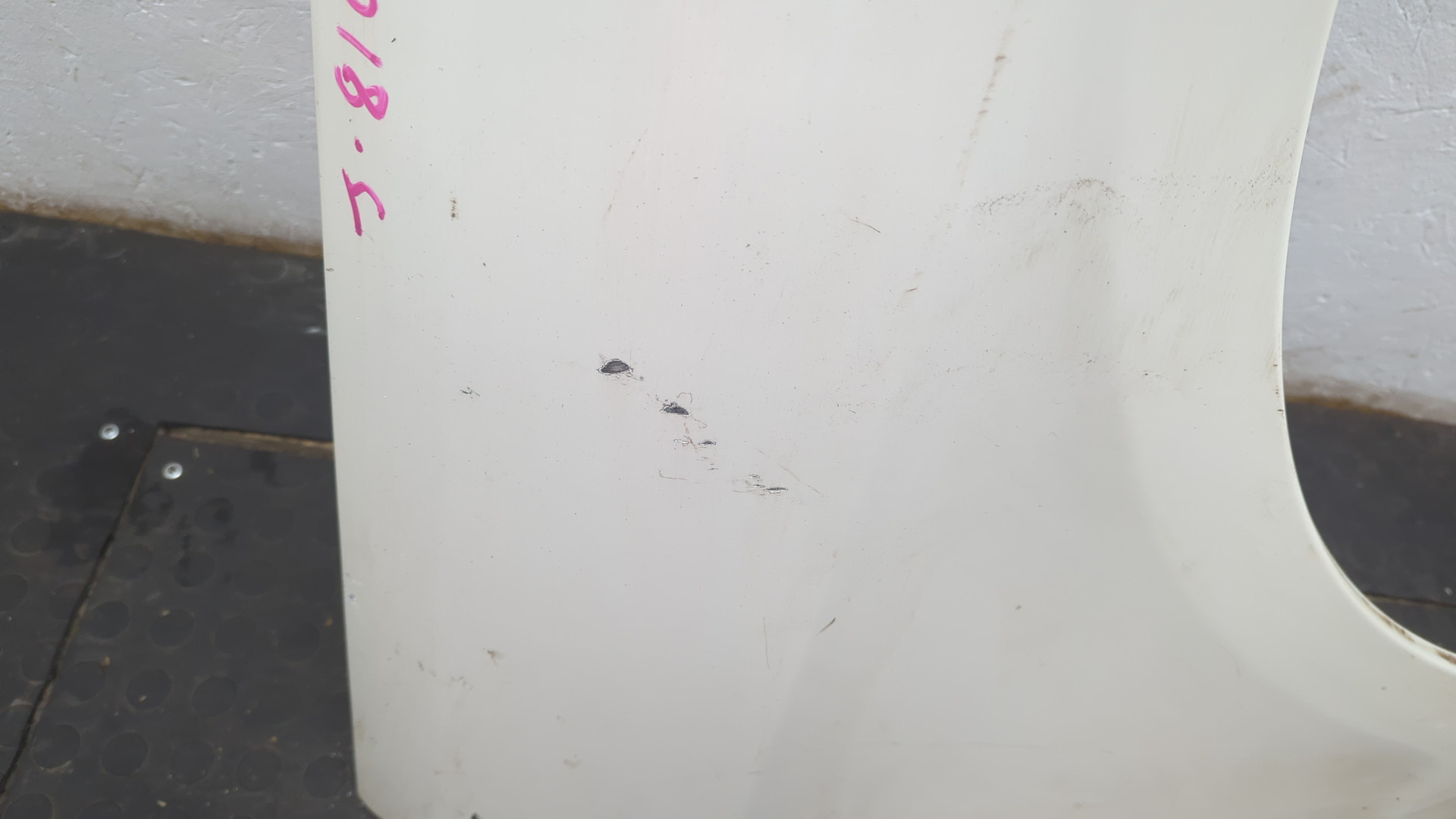 Крыло переднее правое