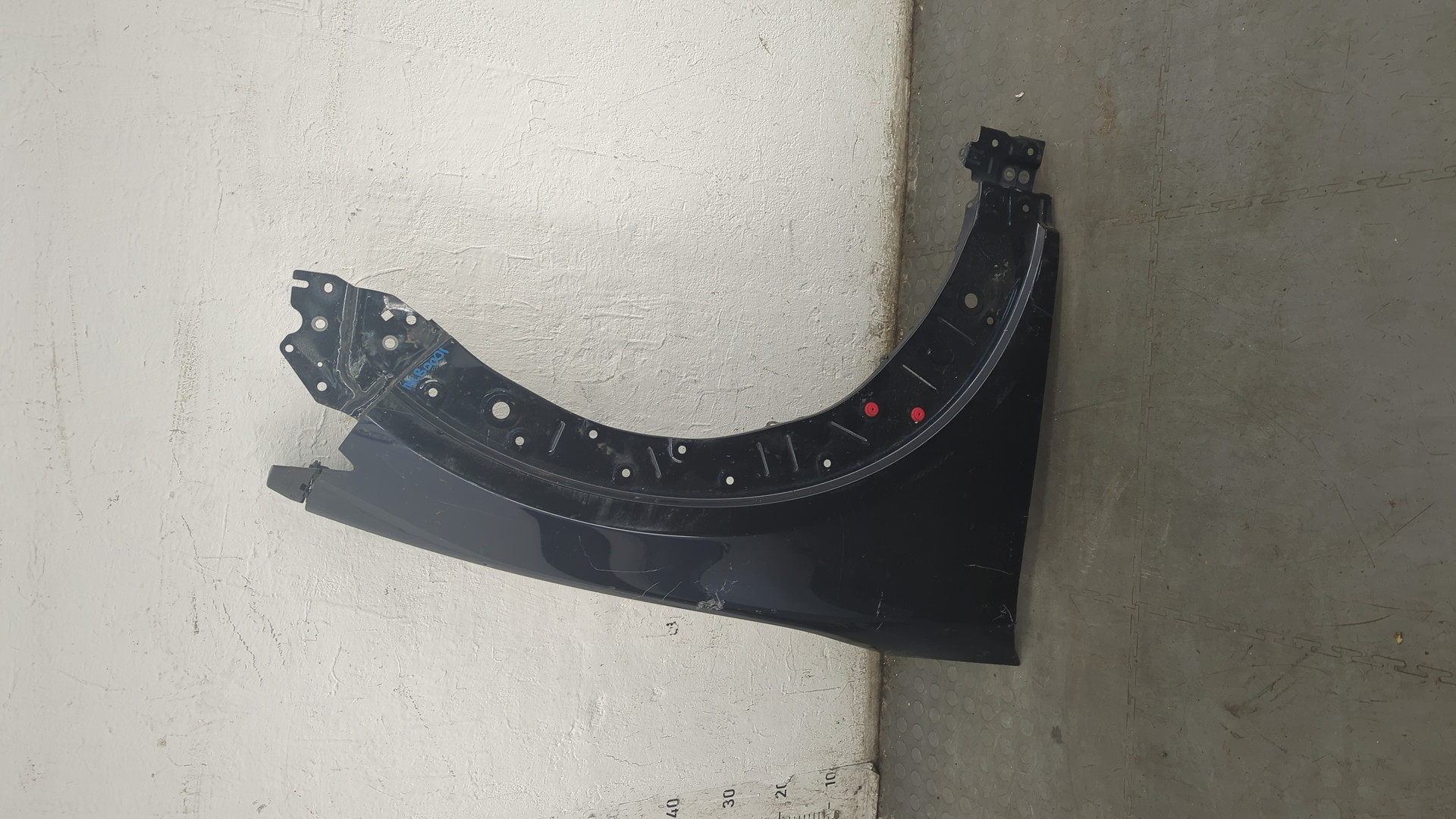 Крыло переднее правое