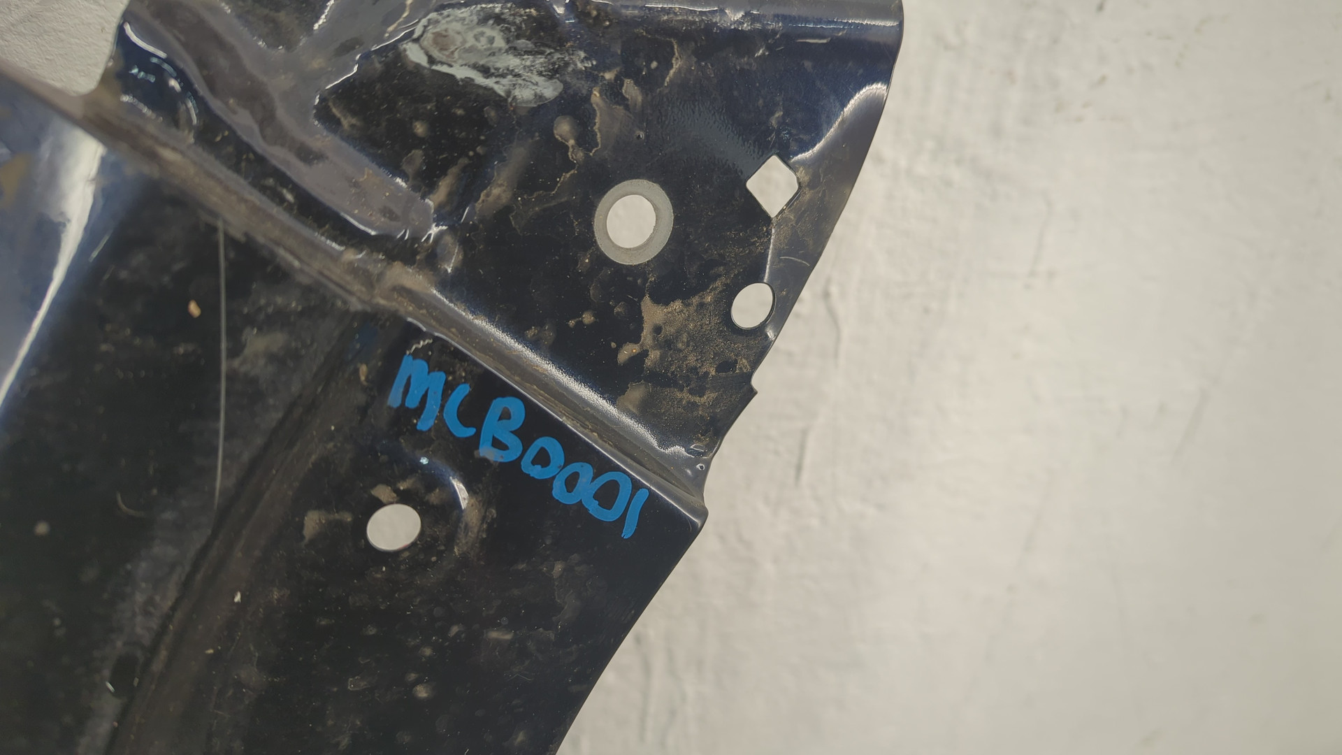 Крыло переднее правое