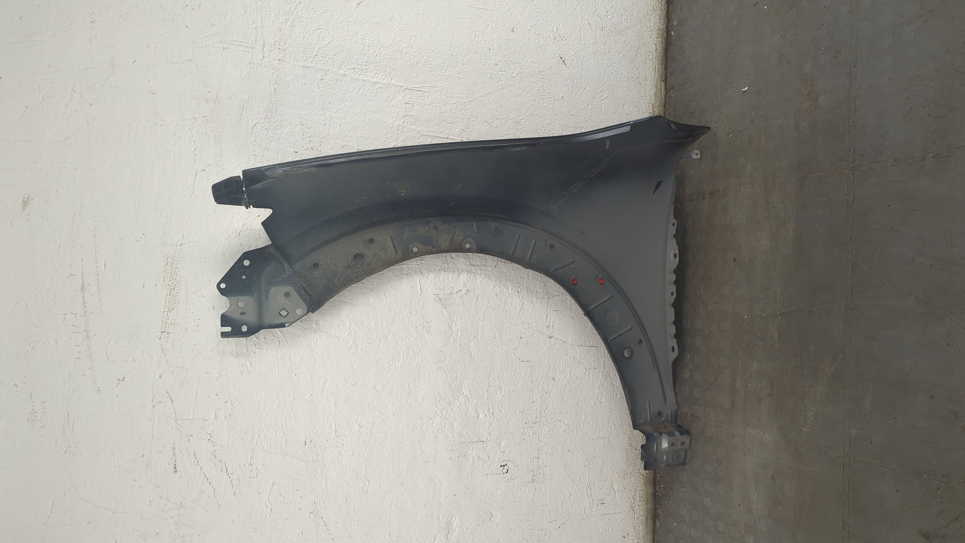 Крыло переднее правое