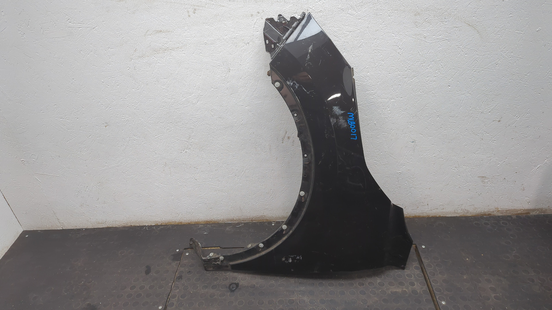 Крыло переднее левое