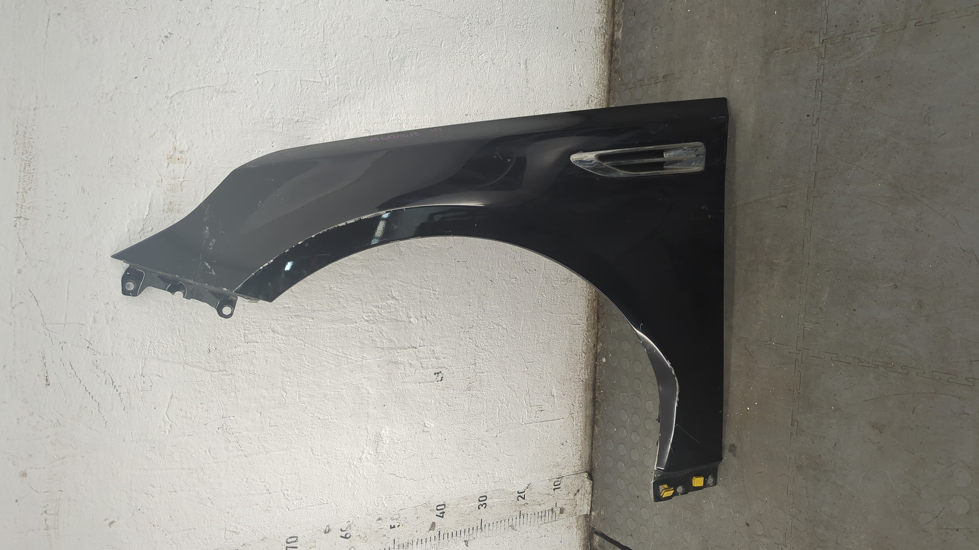 Крыло переднее левое