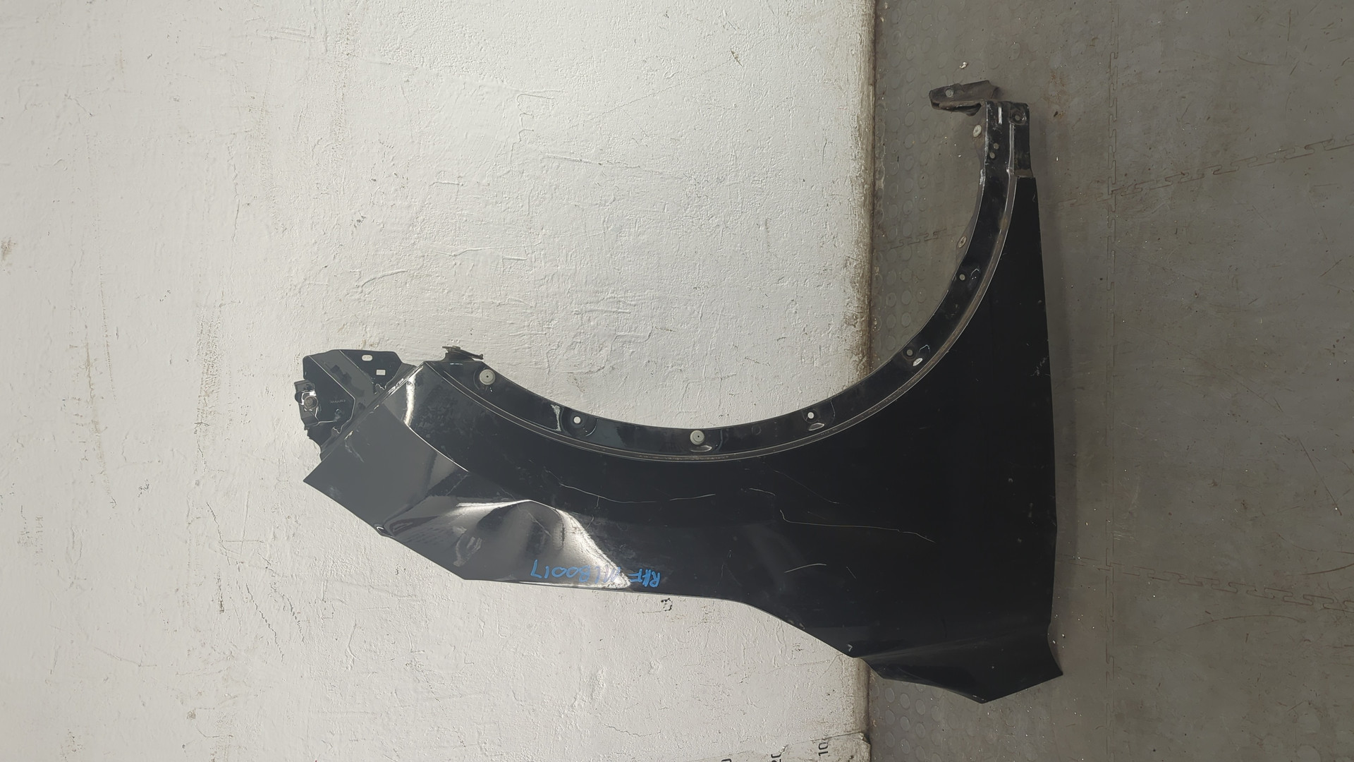 Крыло переднее правое