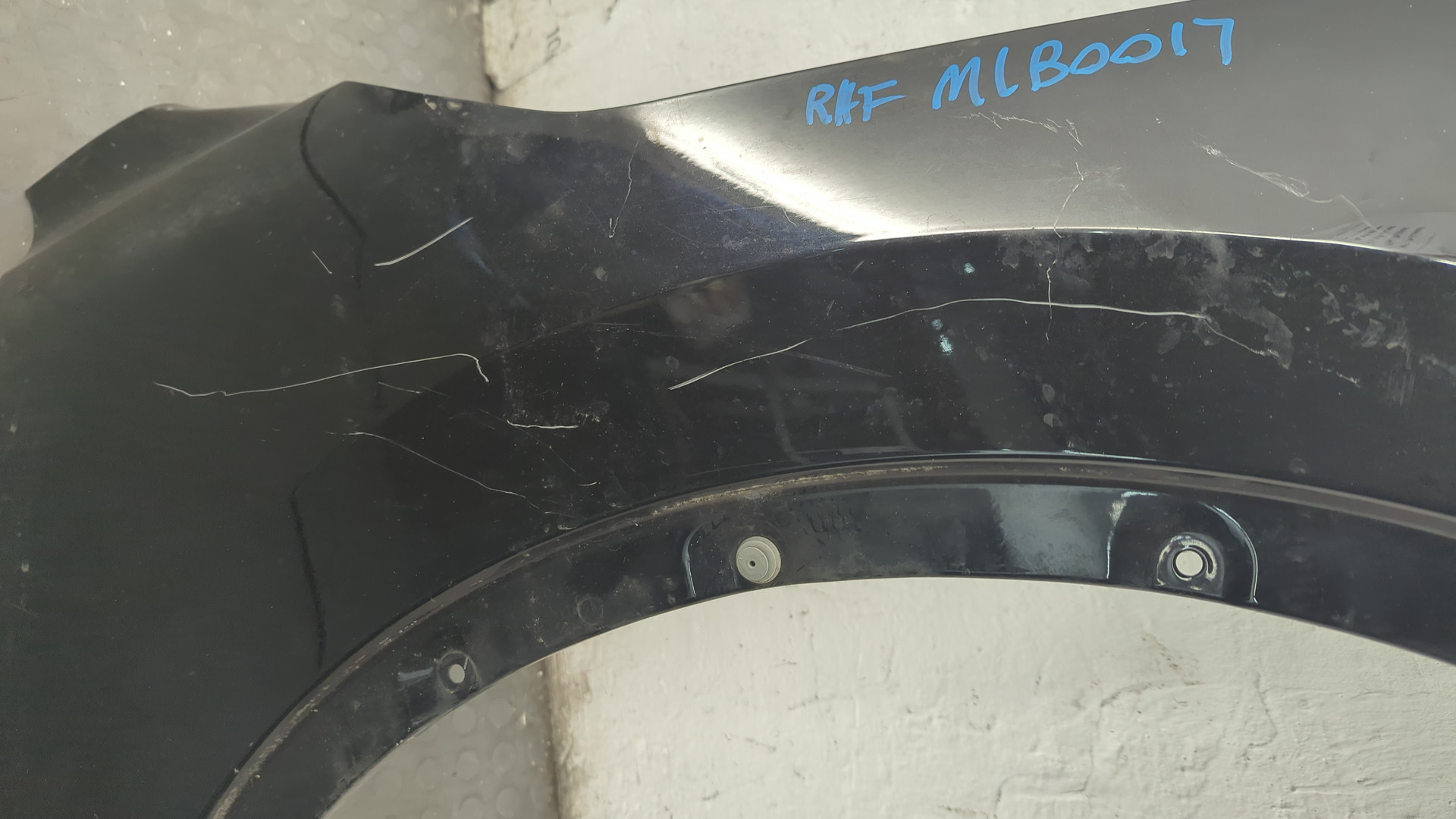 Крыло переднее правое