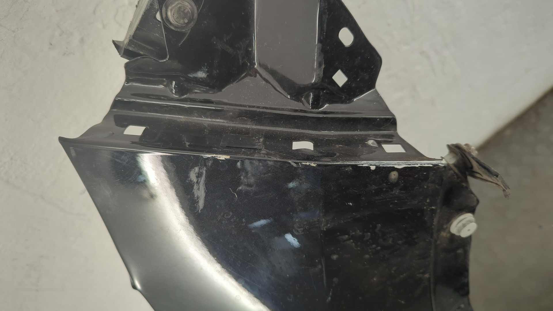 Крыло переднее правое