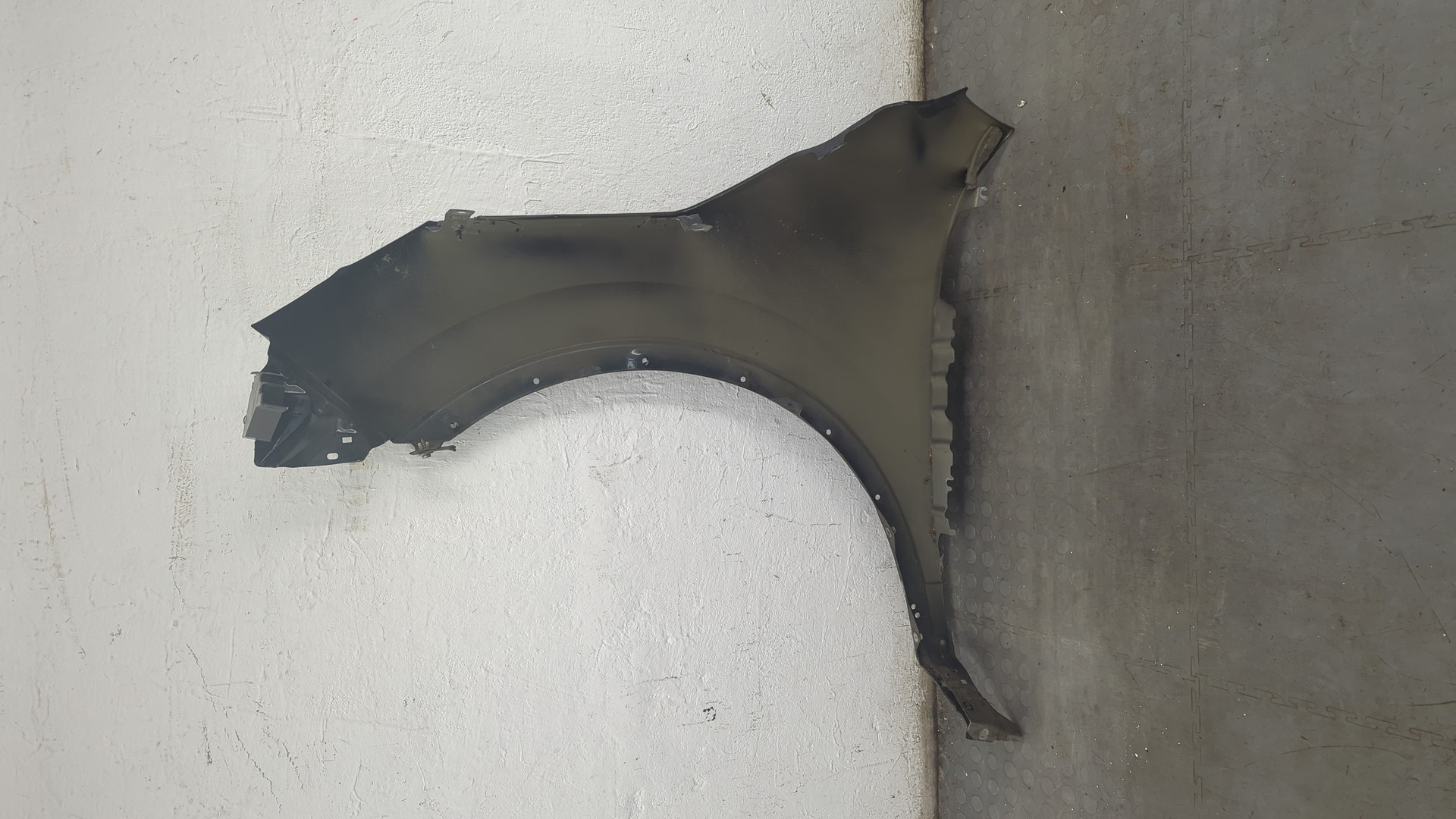 Крыло переднее правое