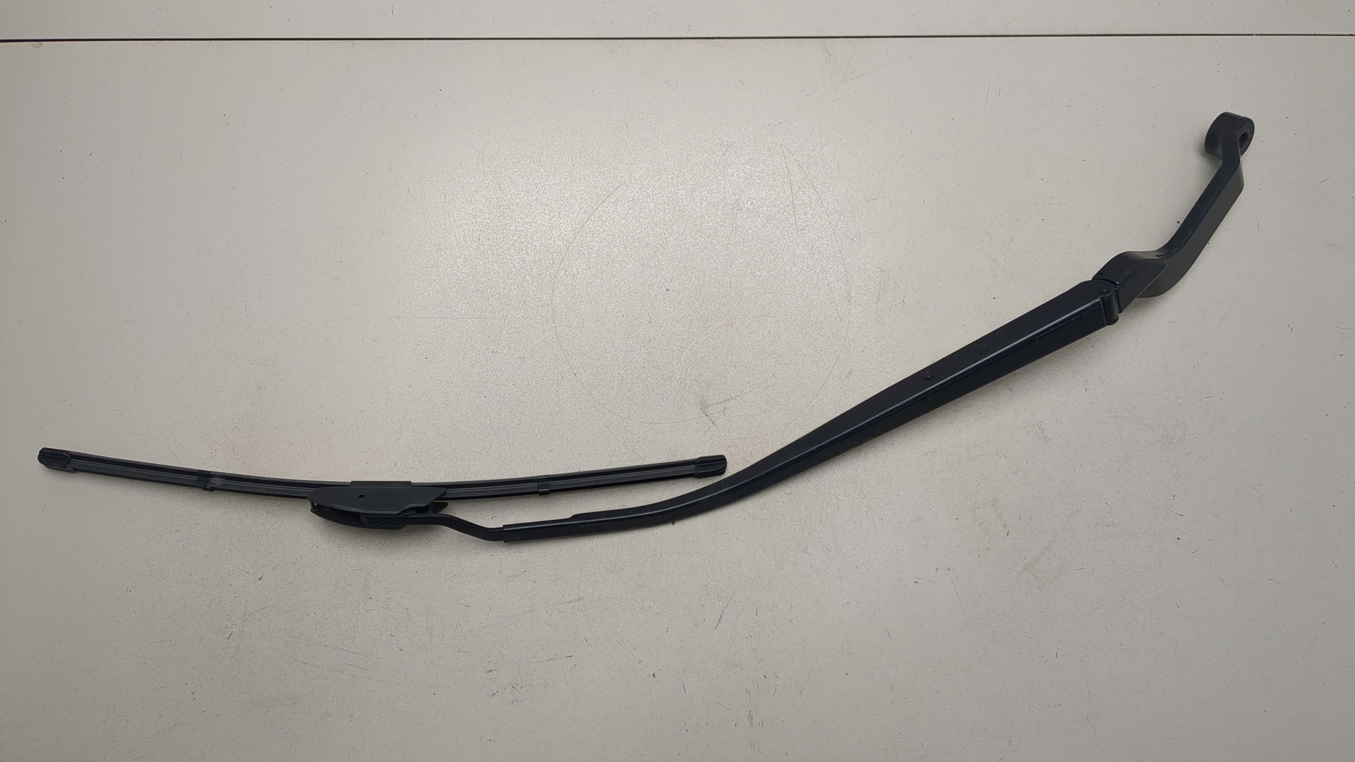 Поводок стеклоочистителя передний правый