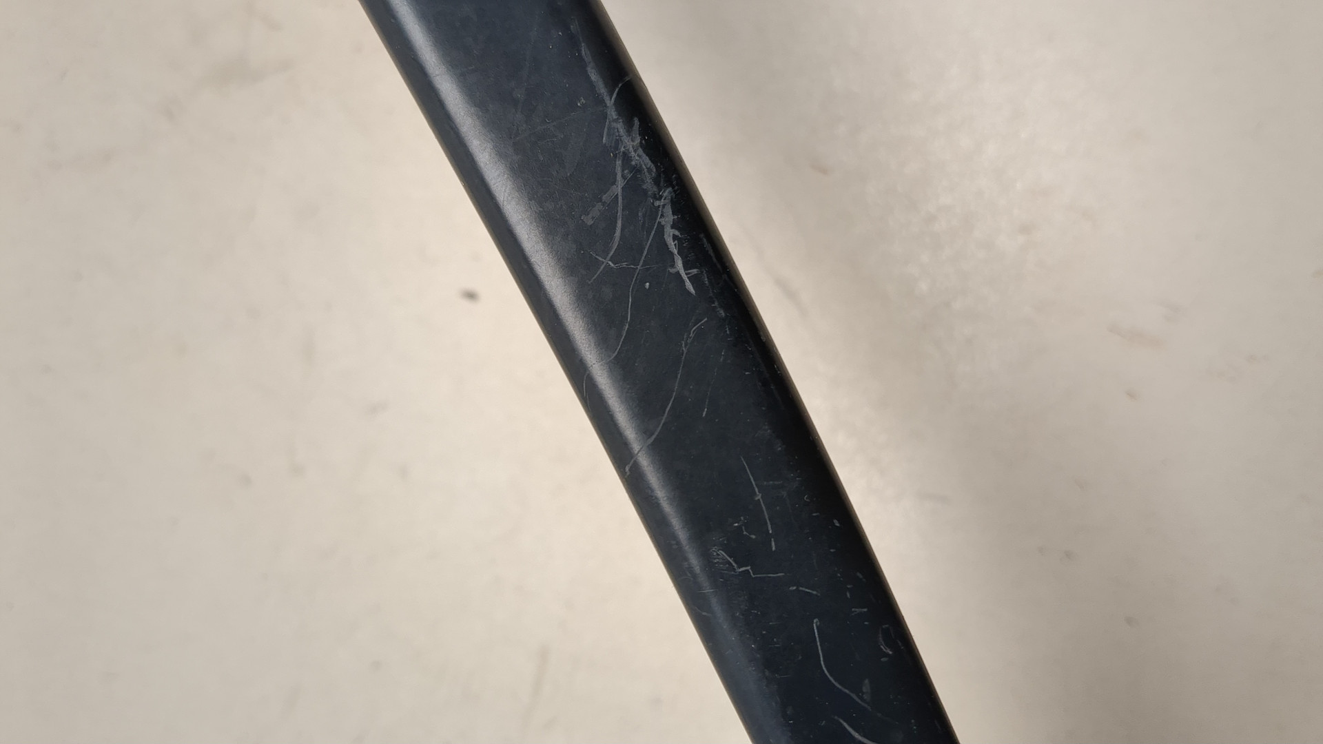 Поводок стеклоочистителя передний правый