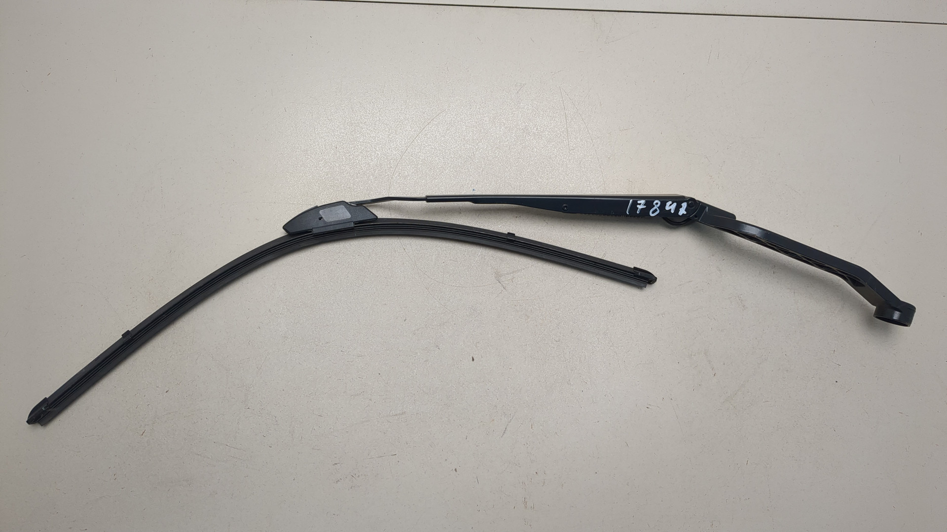 Поводок стеклоочистителя передний левый