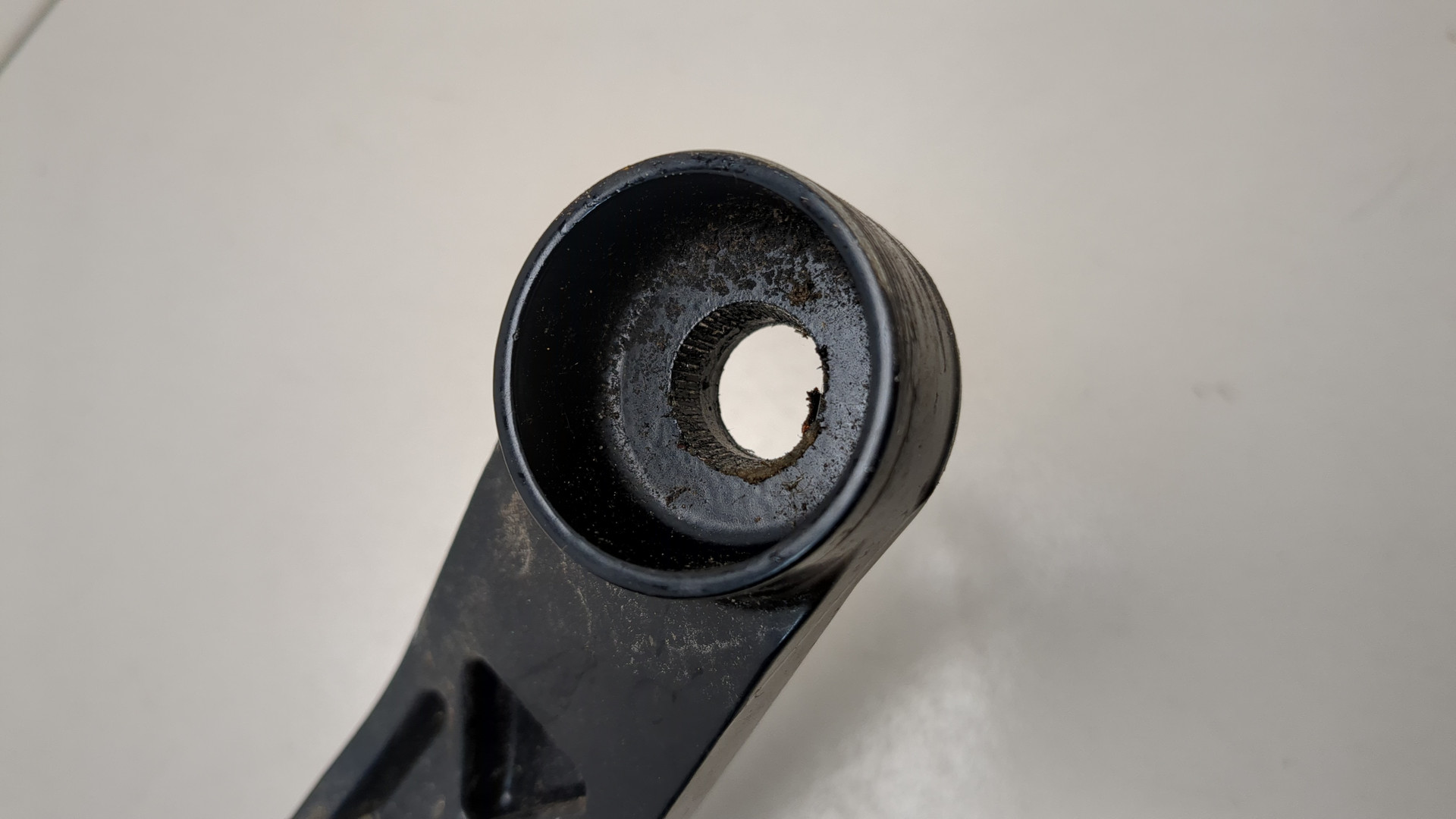 Поводок стеклоочистителя передний левый