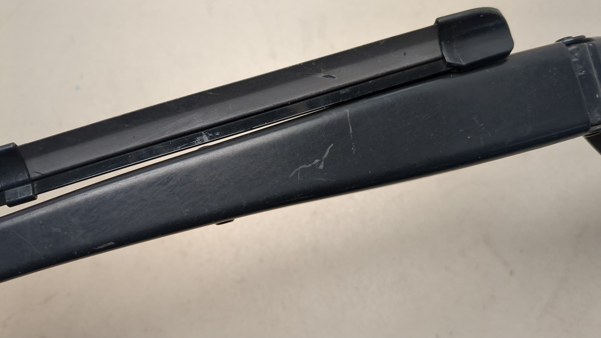 Поводок стеклоочистителя передний левый