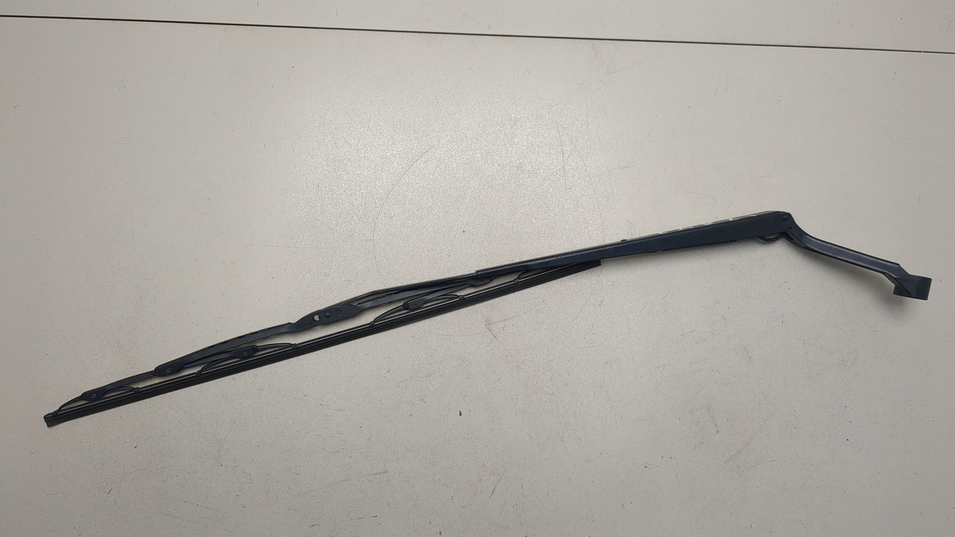 Поводок стеклоочистителя передний левый