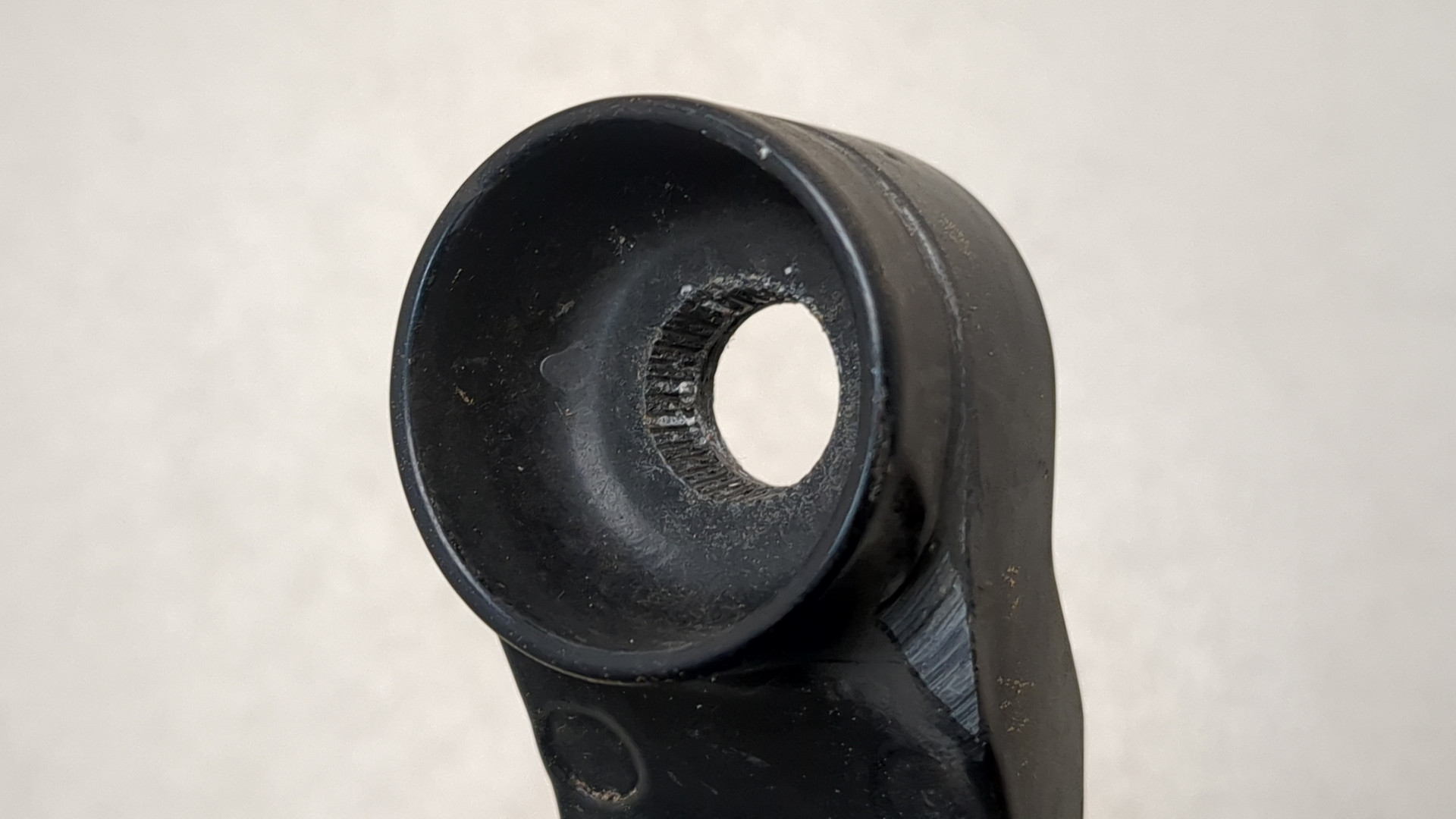 Поводок стеклоочистителя передний левый