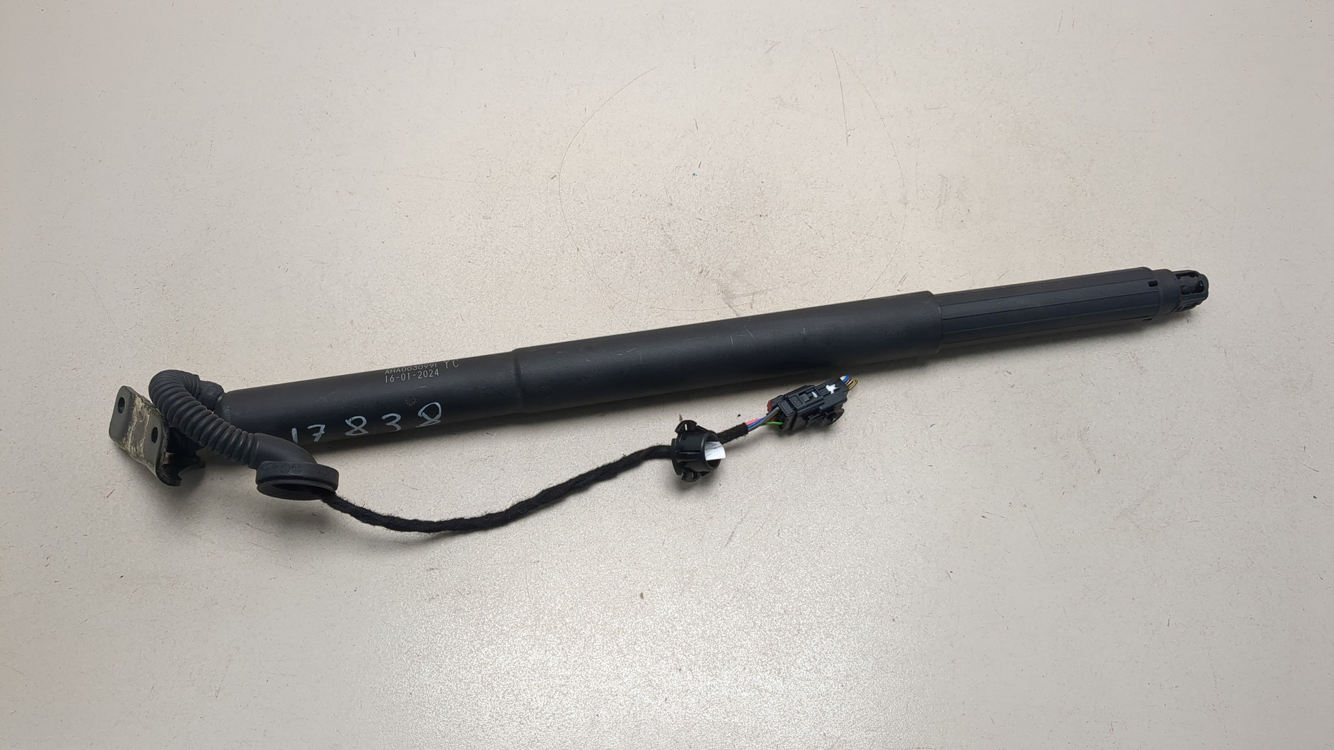 Амортизатор крышки багажника