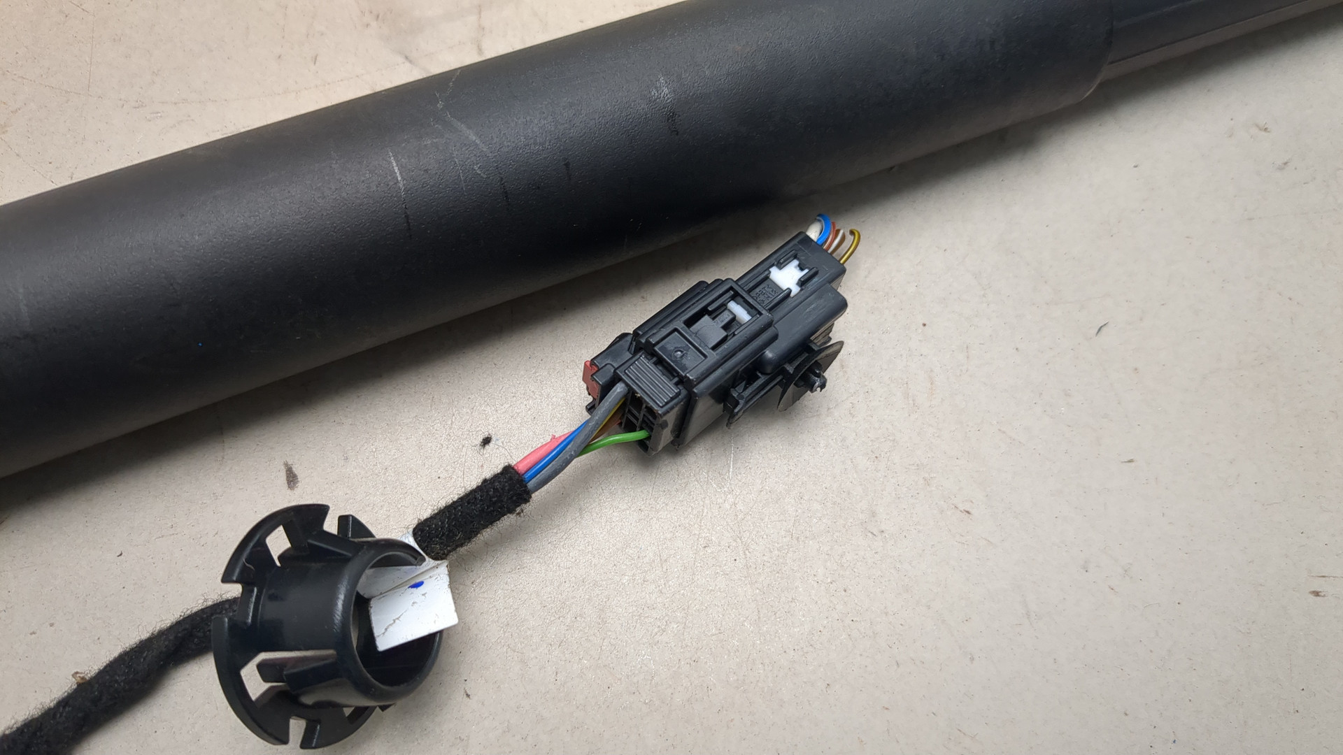 Амортизатор крышки багажника