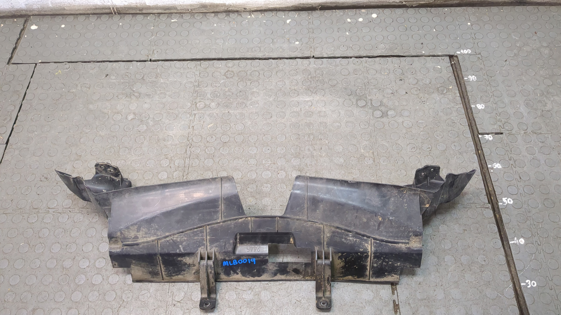 Кожух замка капота