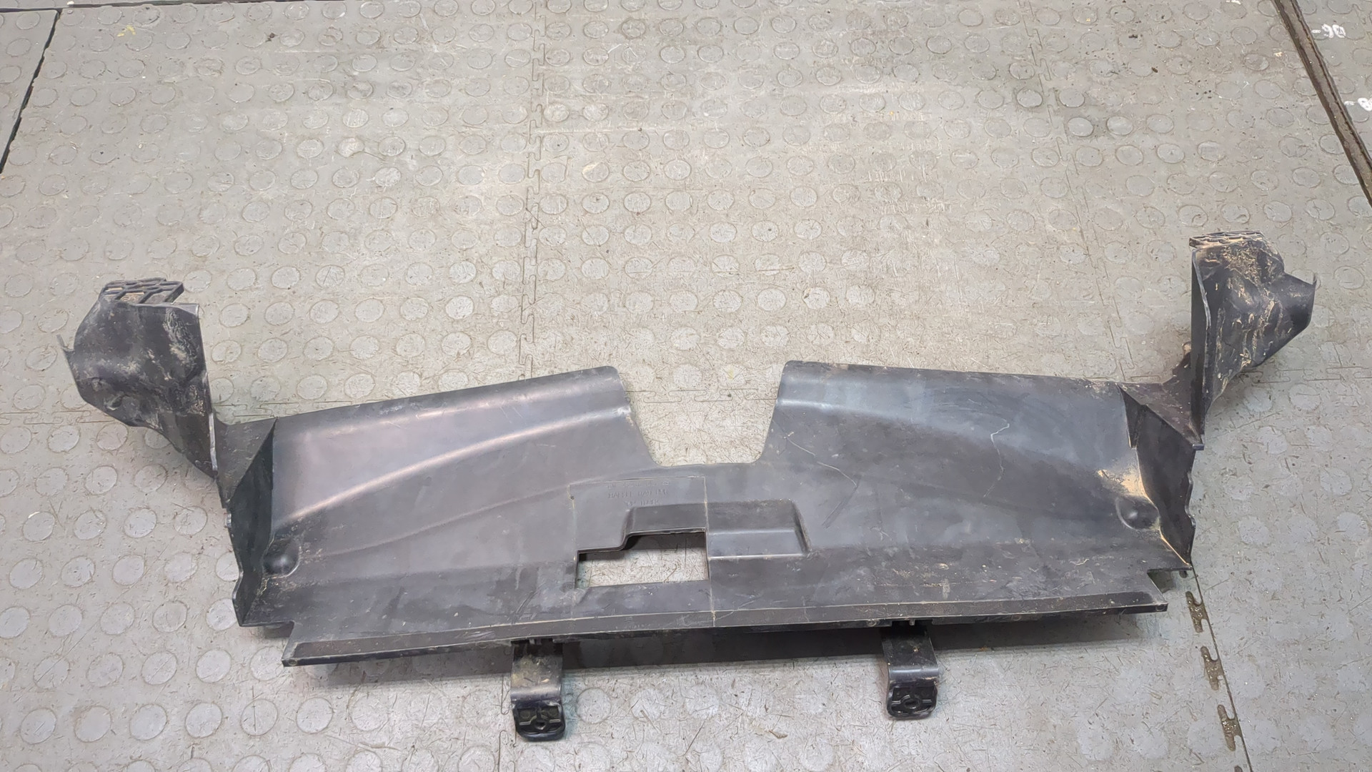 Кожух замка капота