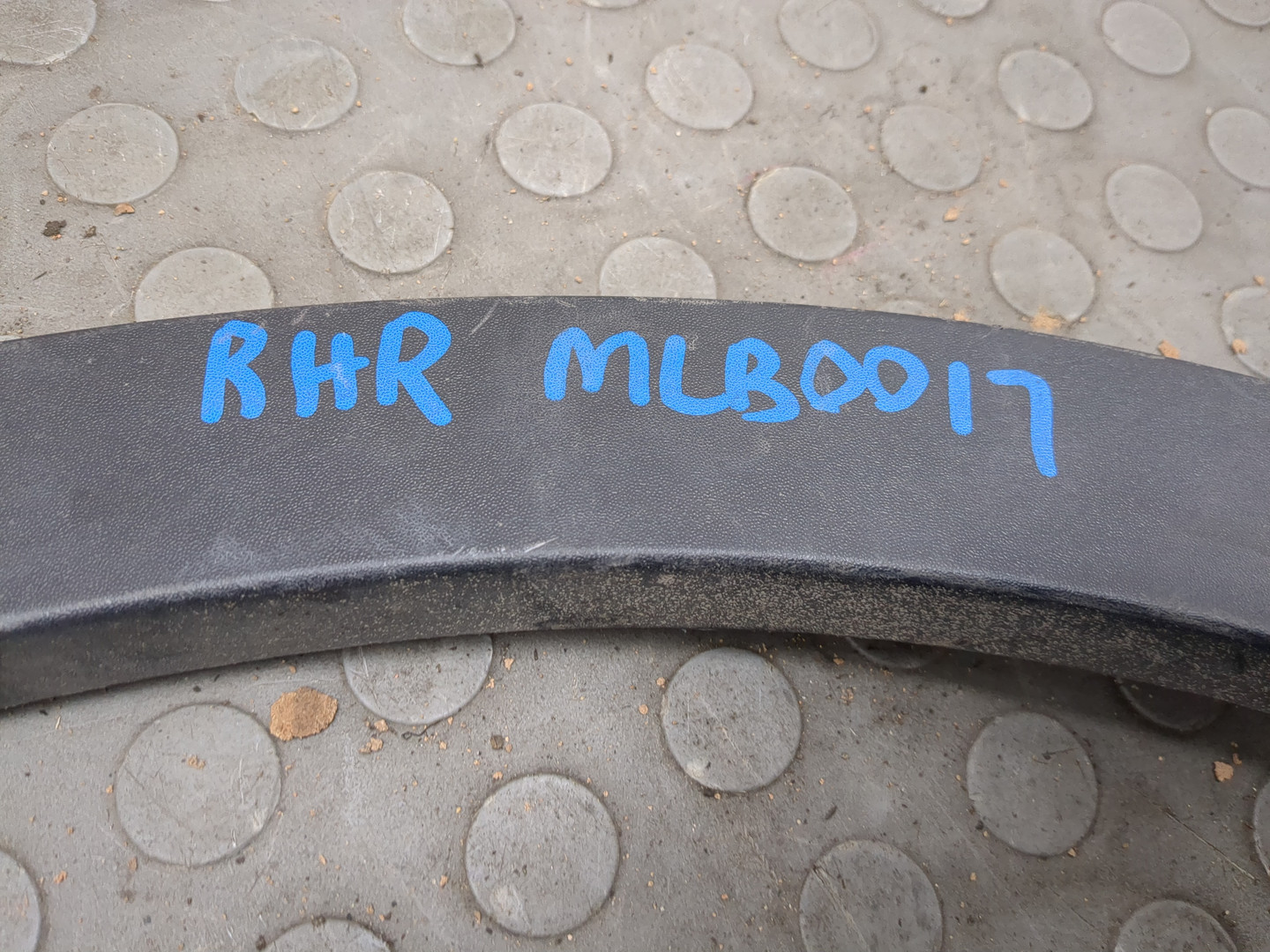 Молдинг заднего крыла правого