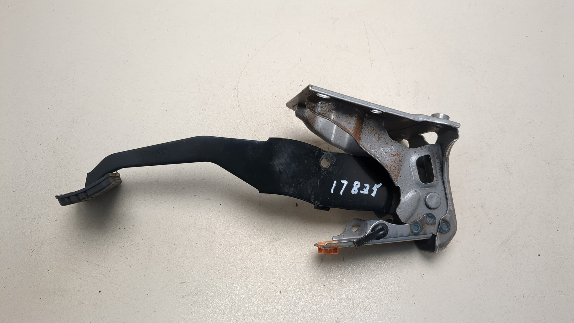 Педаль тормоза