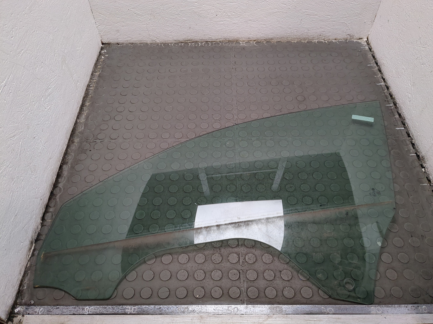 Стекло двери передней левой