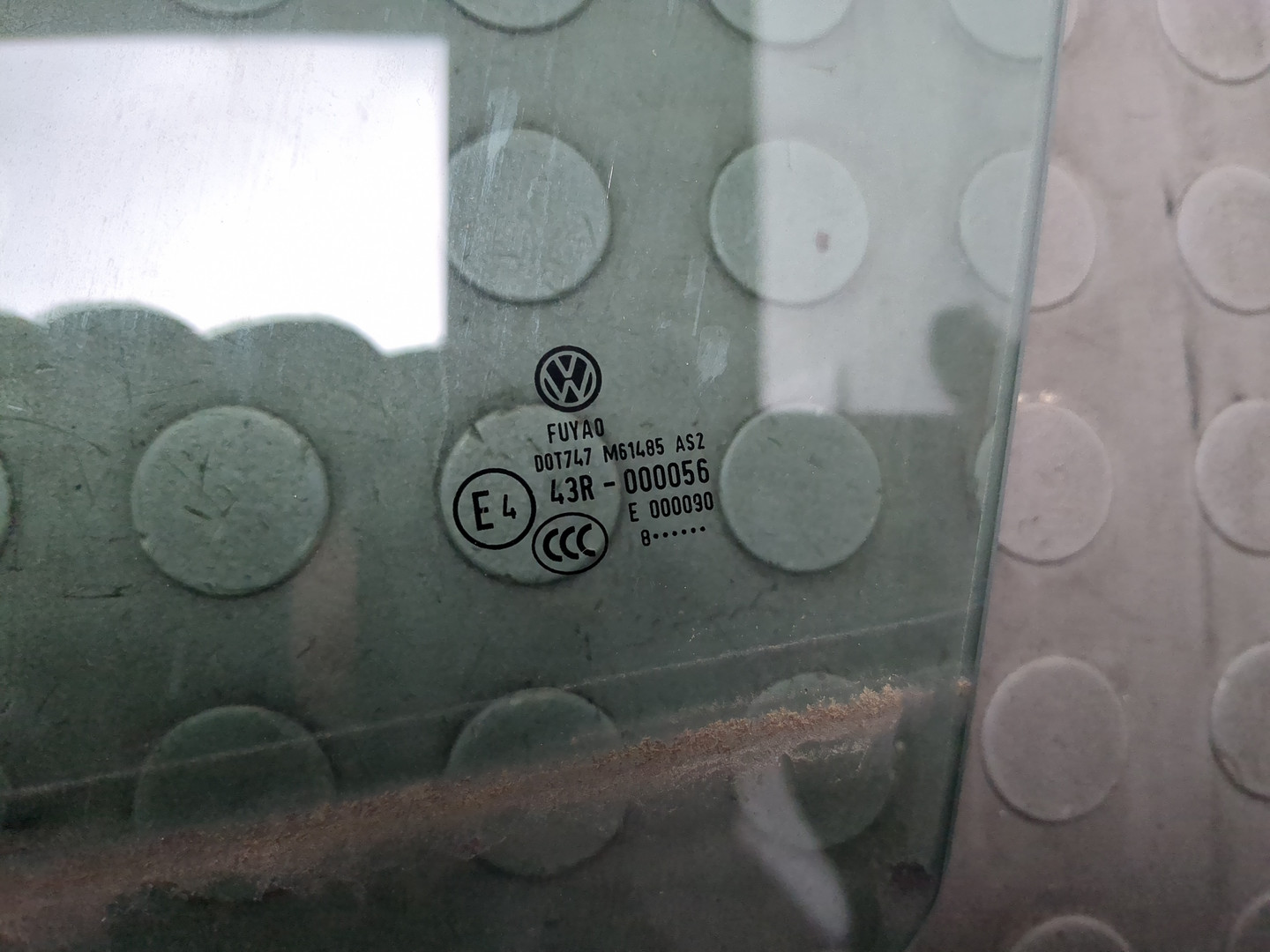 Стекло двери передней левой