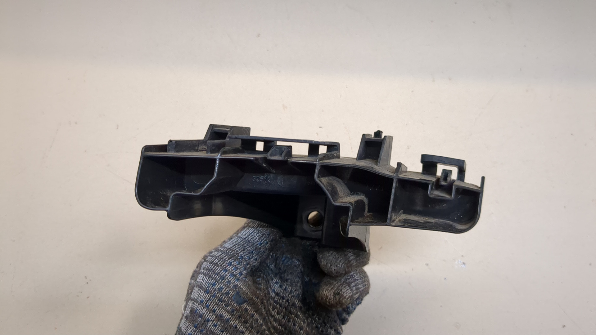 Кронштейн заднего бампера правый