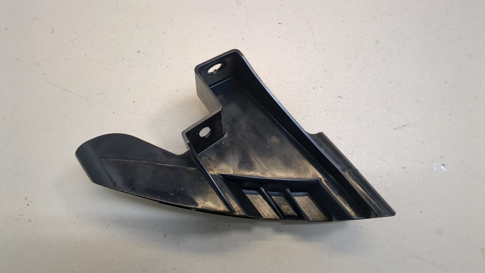 Кронштейн заднего бампера правый