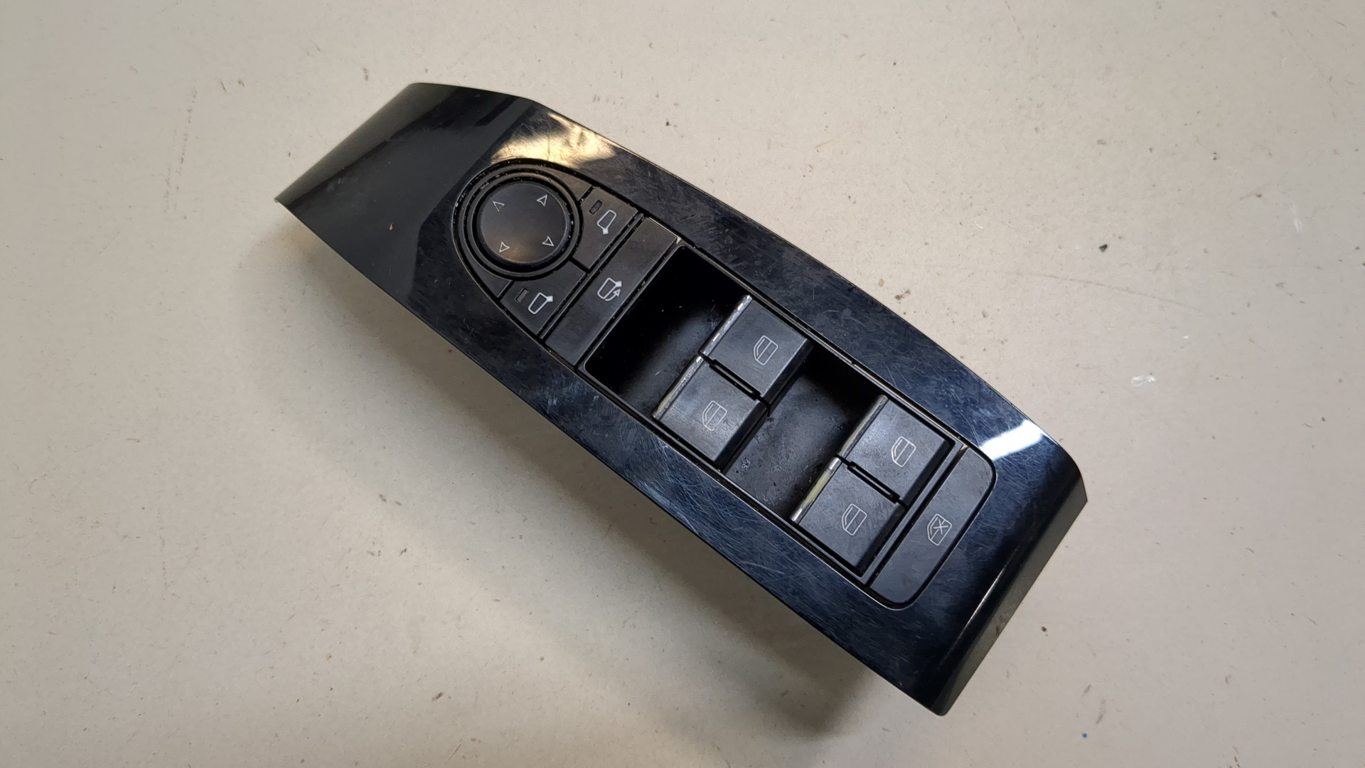 Кнопка стеклоподъемника