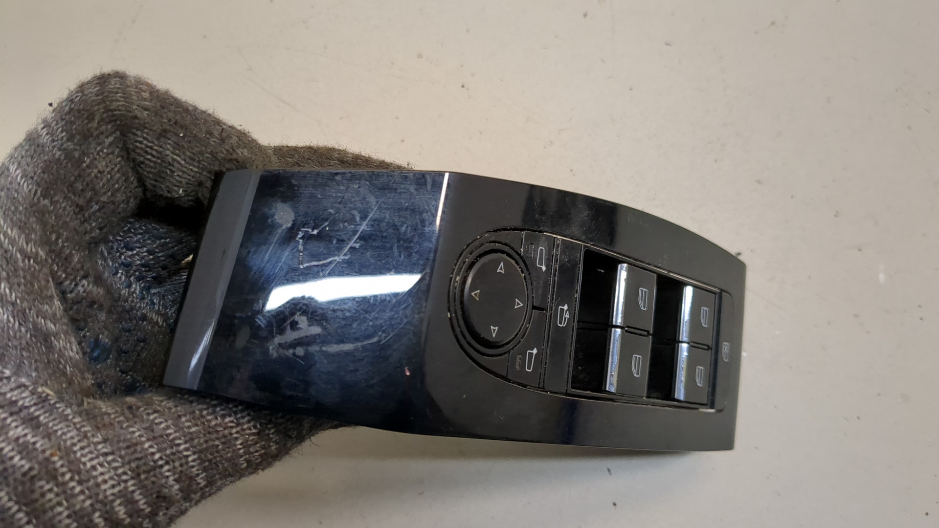 Кнопка стеклоподъемника