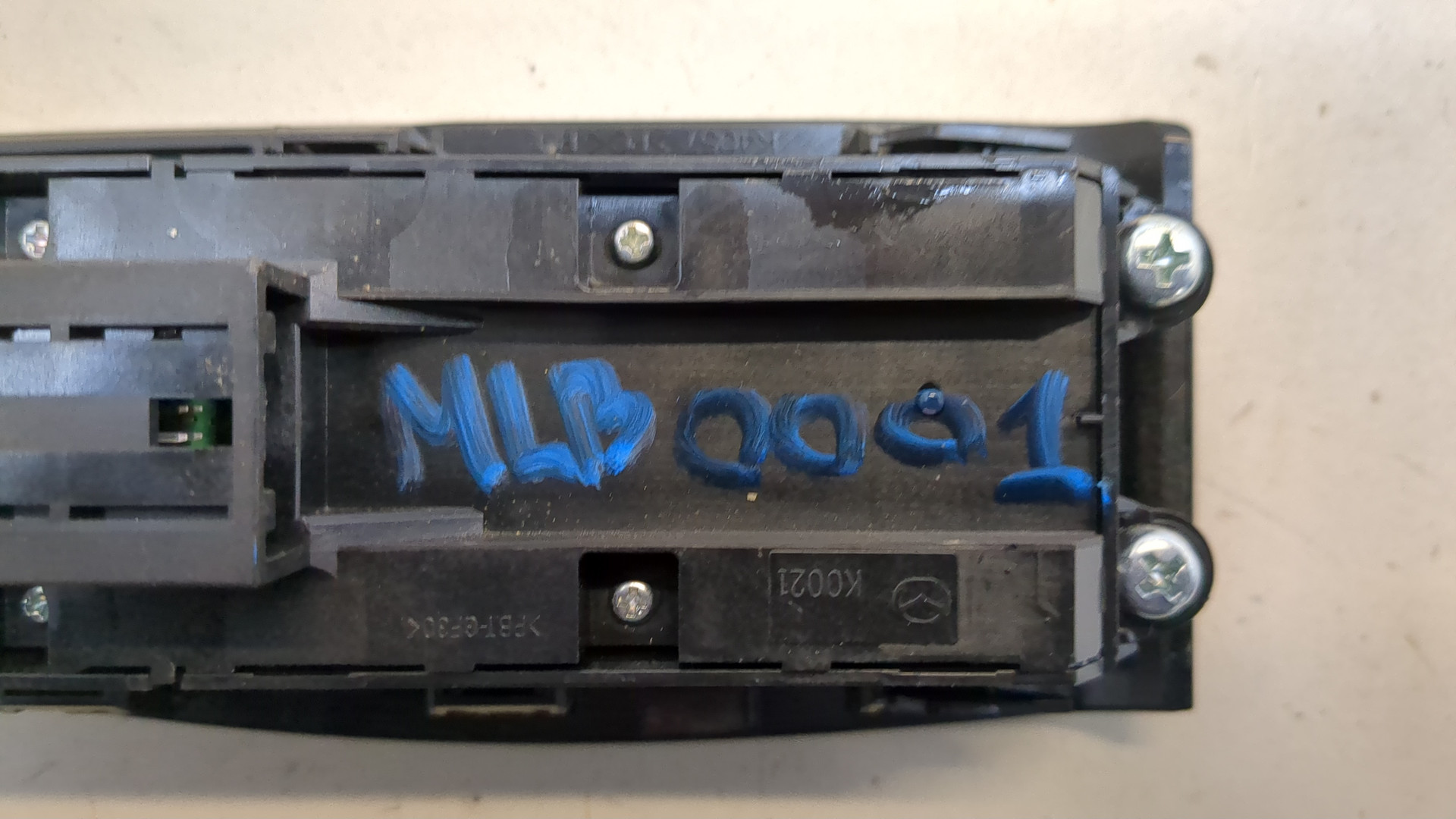 Кнопка стеклоподъемника