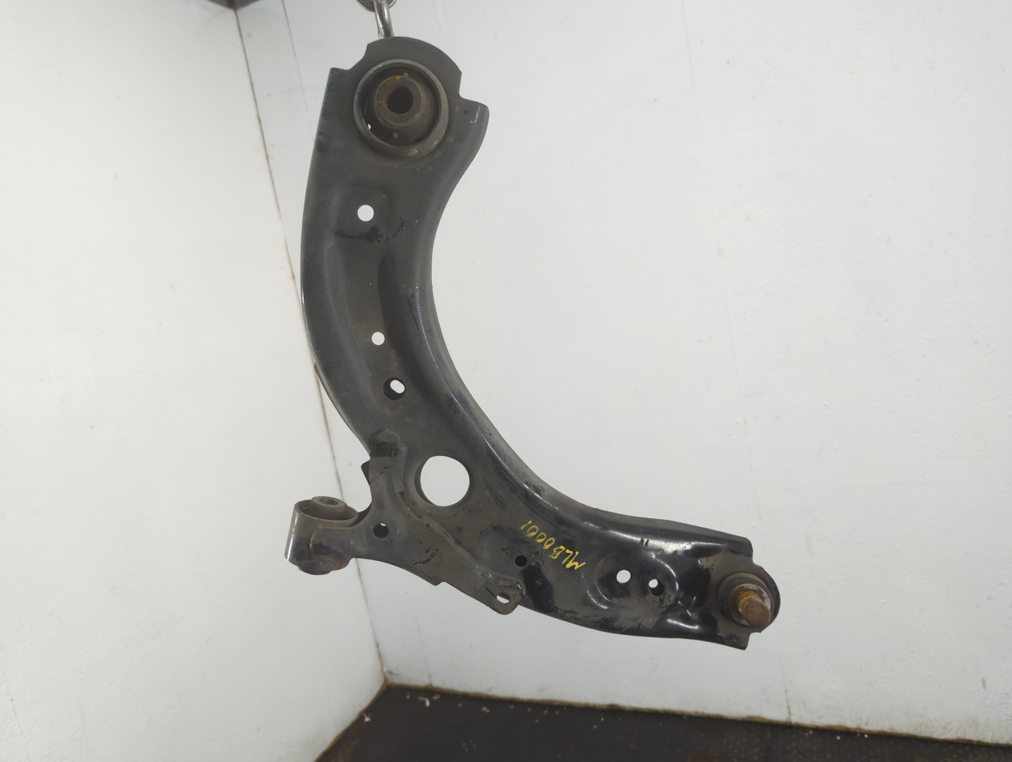 Рычаг передний левый