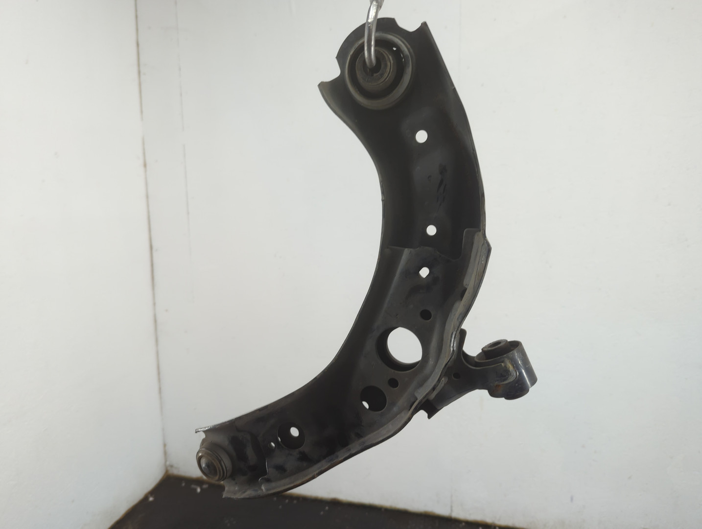 Рычаг передний левый