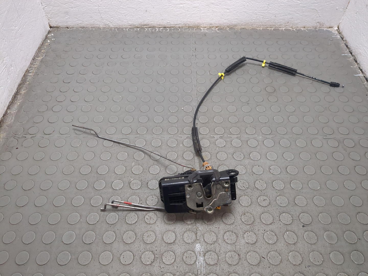 Замок двери передней левой