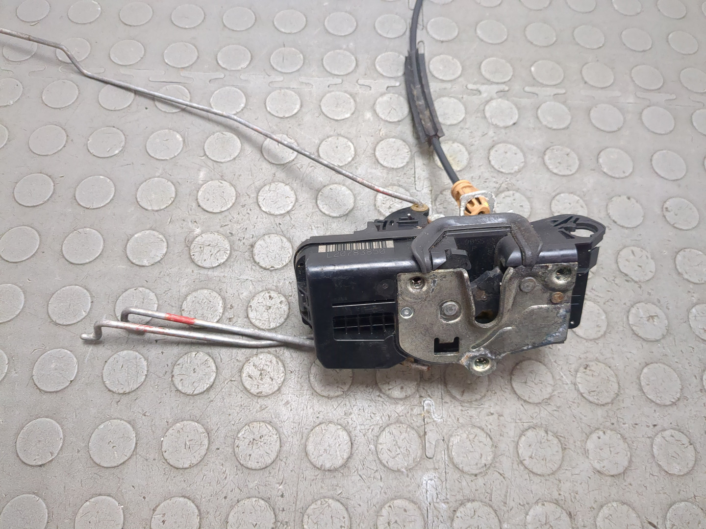 Замок двери передней левой