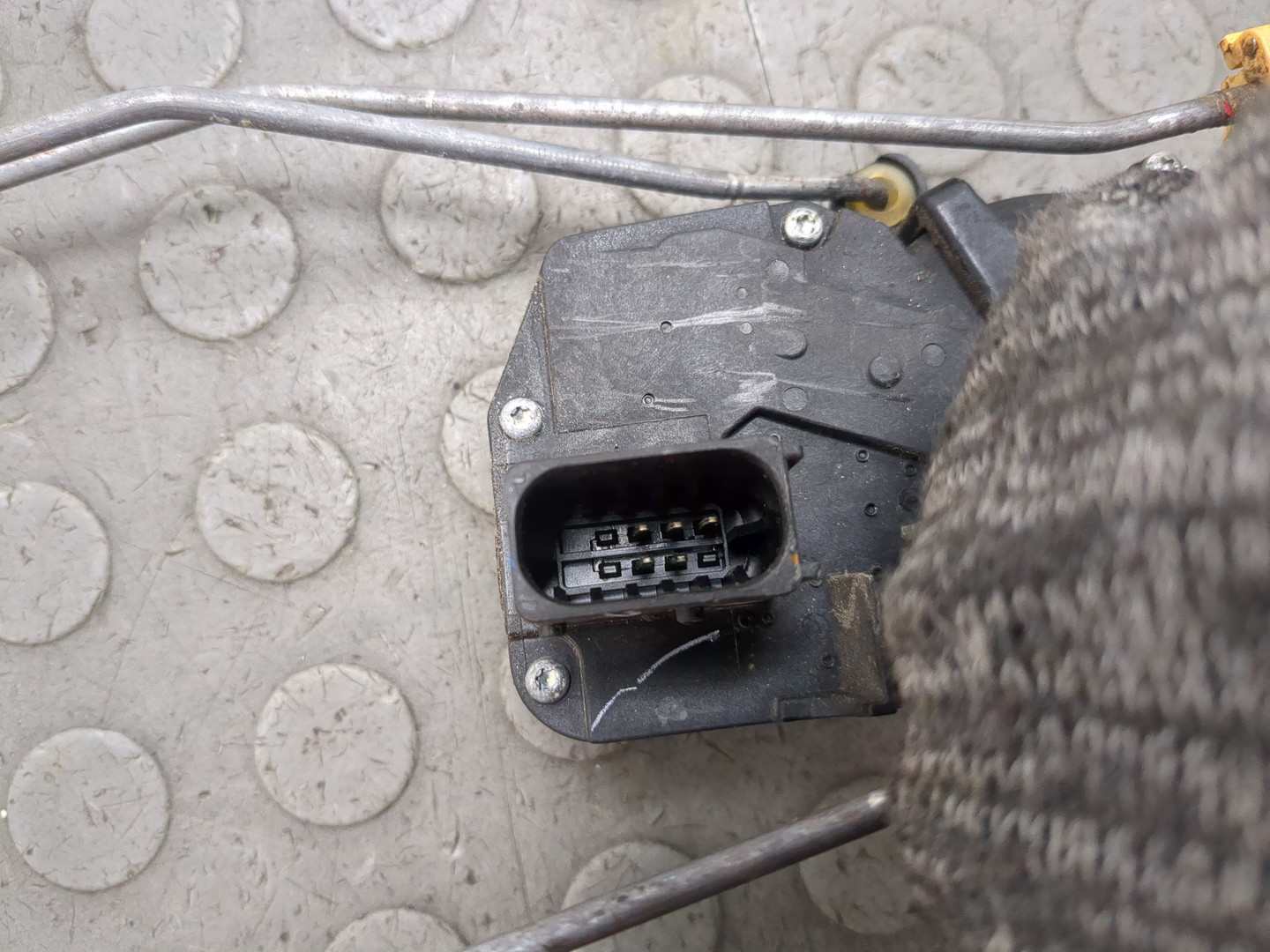 Замок двери передней левой