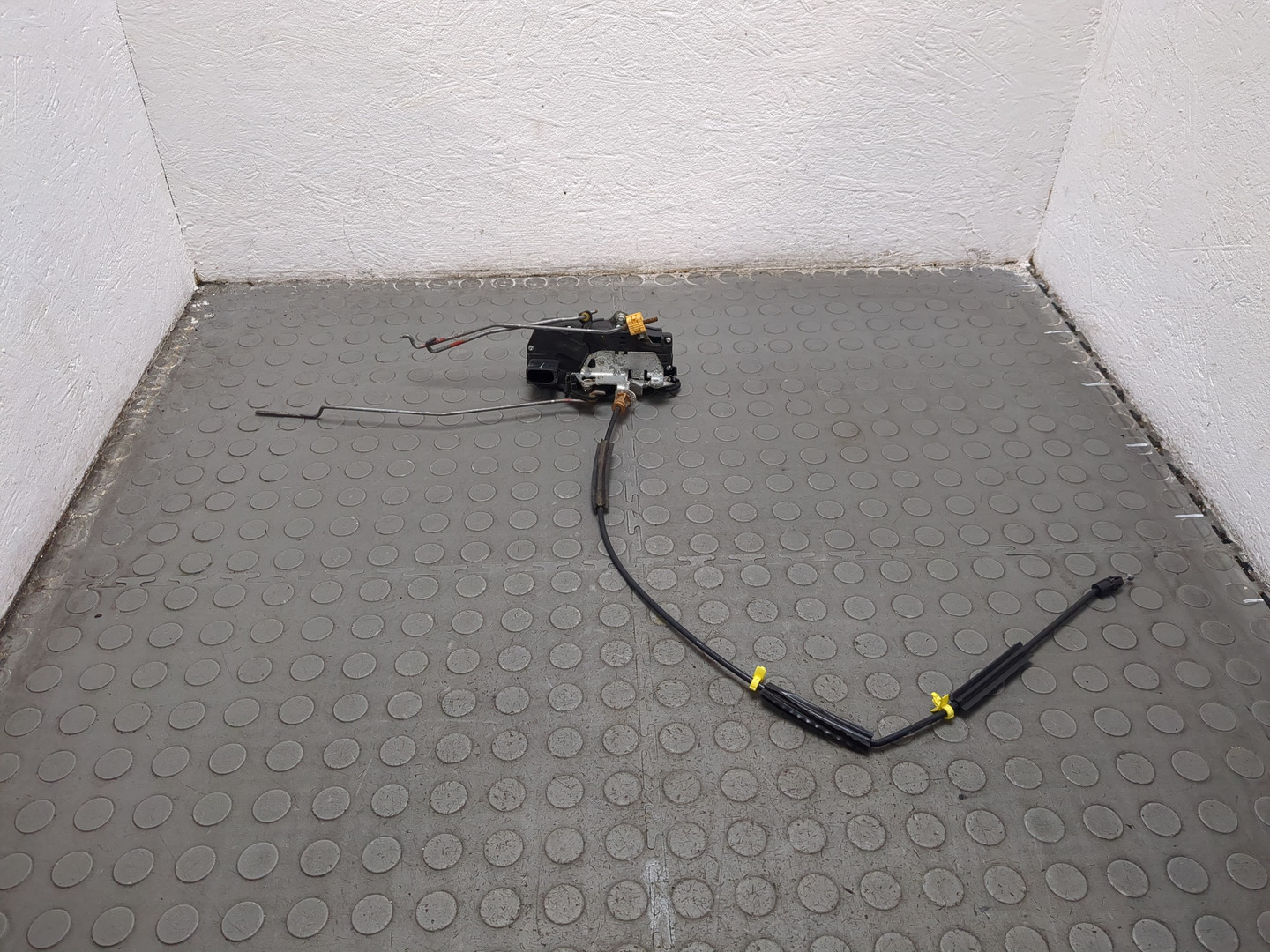 Замок двери передней левой