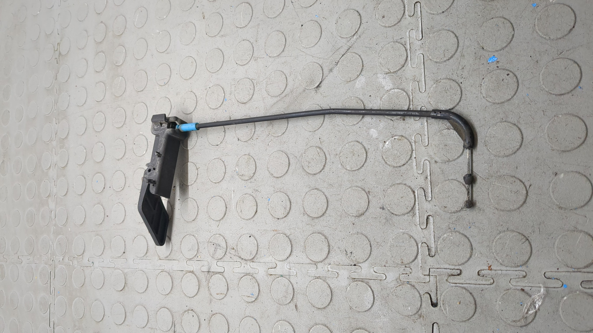 Трос открывания капота