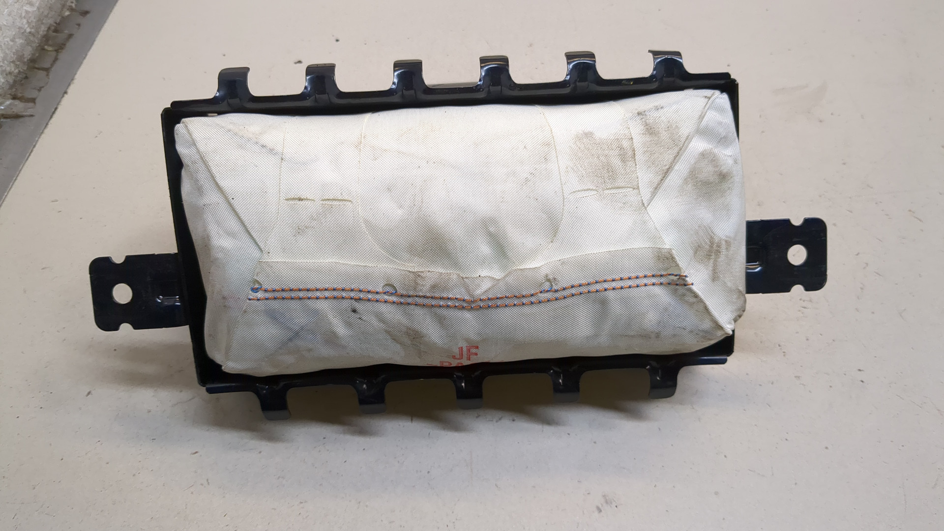 Подушка безопасности пассажирская (в торпедо)