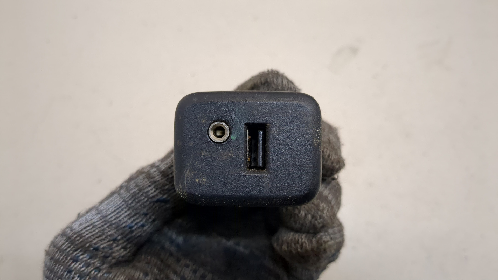 Гнездо AUX / USB IN