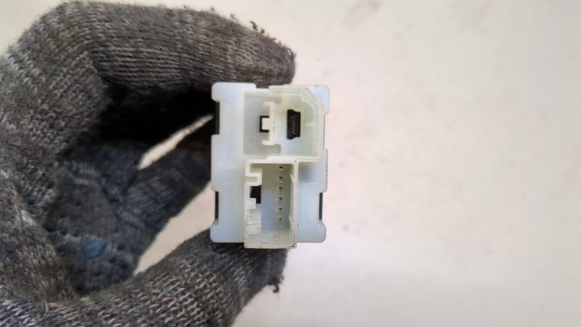 Гнездо AUX / USB IN